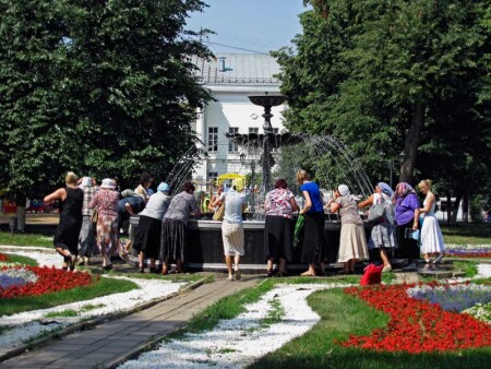 У фонтана