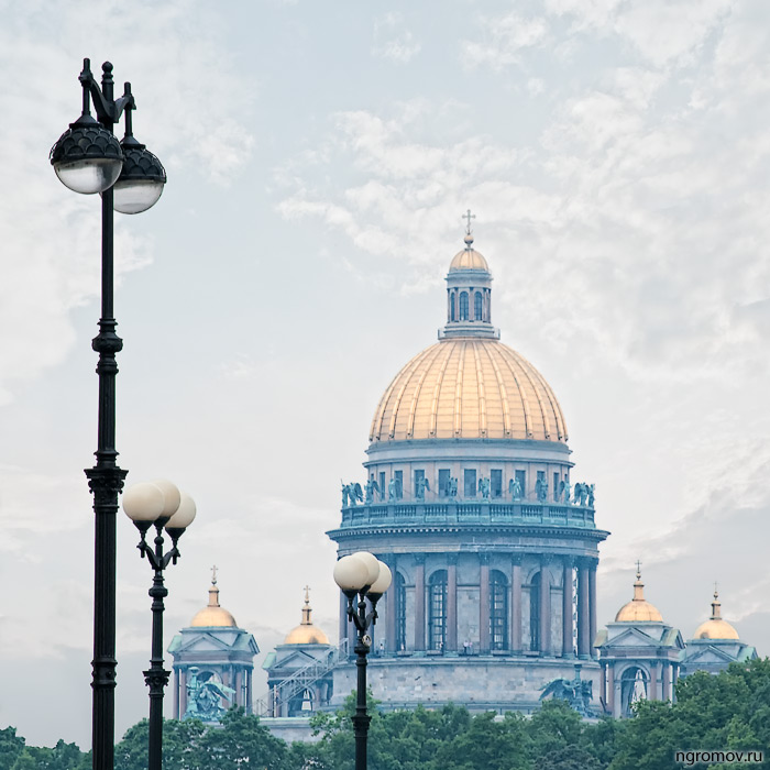 Фонари и Исаакиевский собор