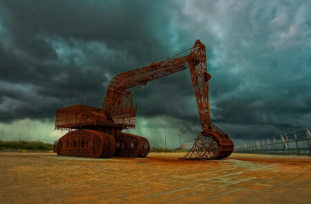 Красный экскаватор