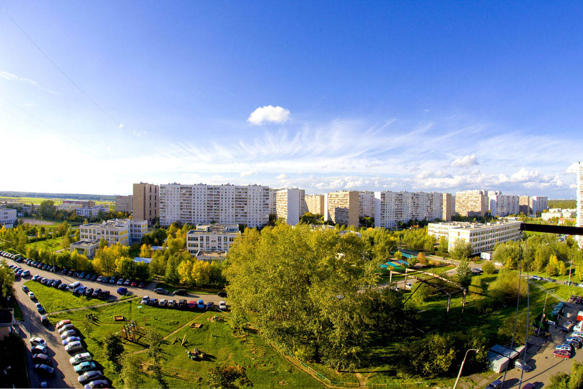 голубое небо над балконом