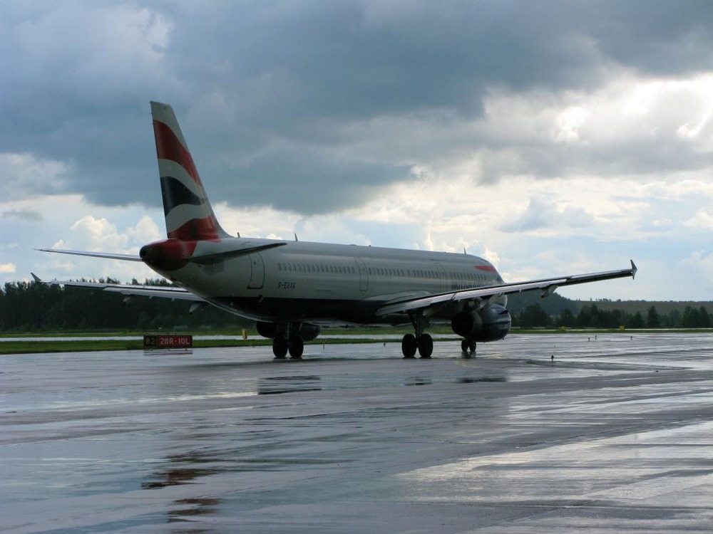 Holding Point RWy 28R, airport Pulkovo (ULLI)