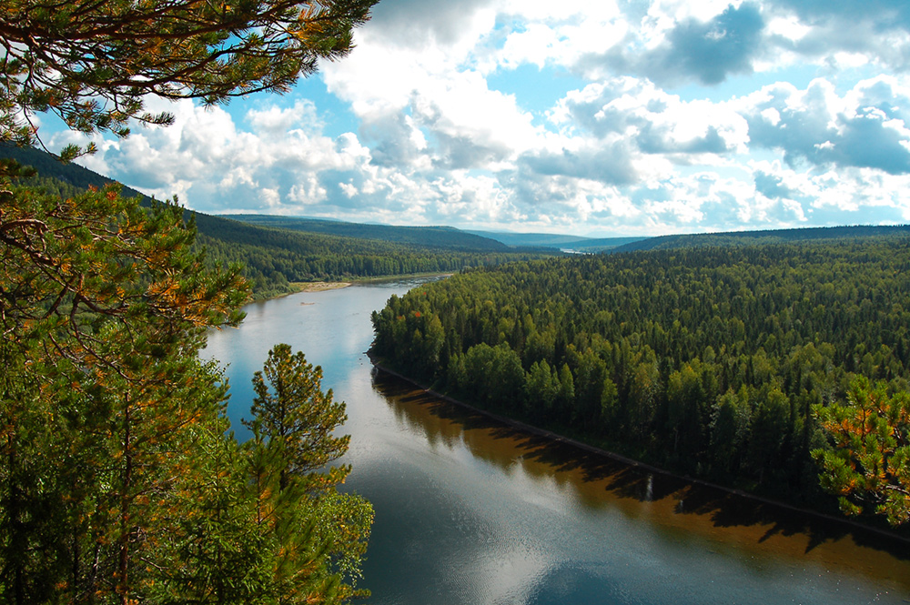 Тайга, река и облака.