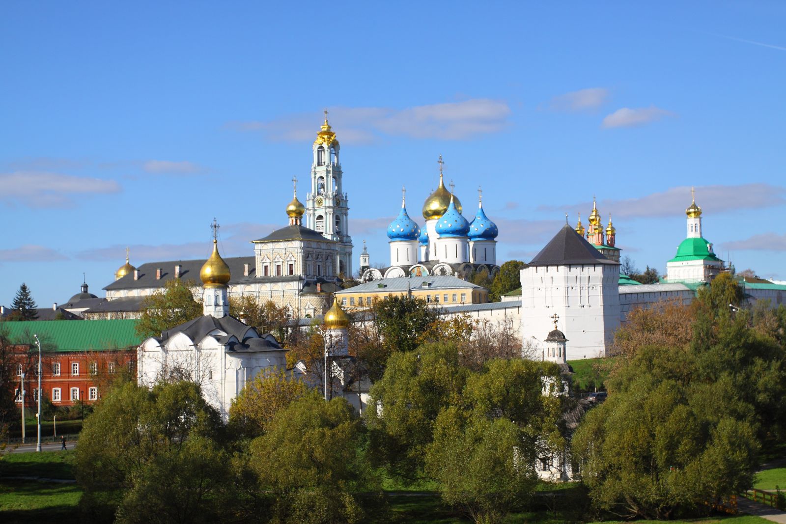 Свято-Троицкая Сергиева Лавра, ясный день