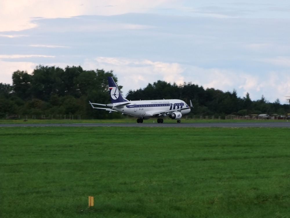 Embraer ERJ-170-100LR.