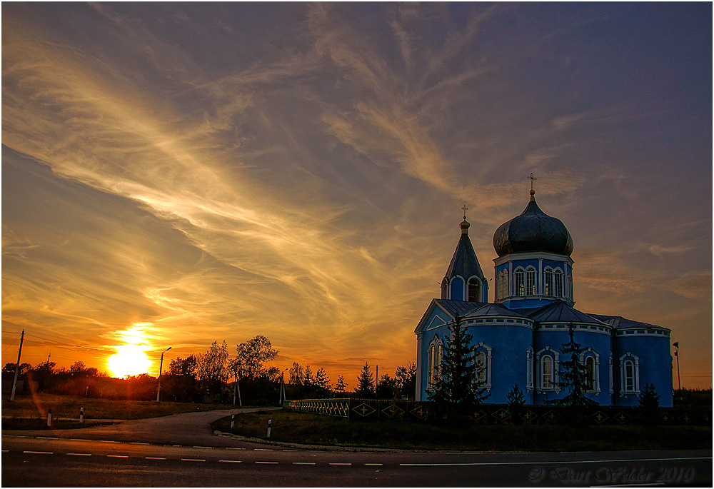 в лучах закатных храм купался