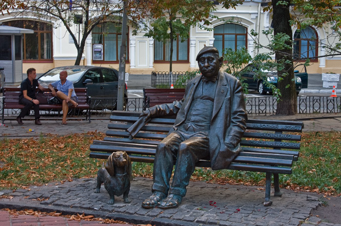 в театральном сквере