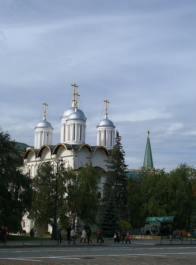 С видом на Архангельский собор.