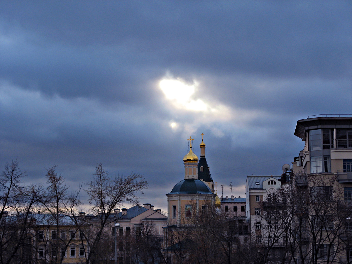 Во время вечерней службы...