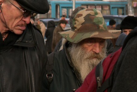 В толпе