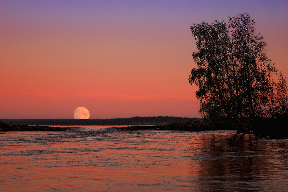 Луна в карельской ночи