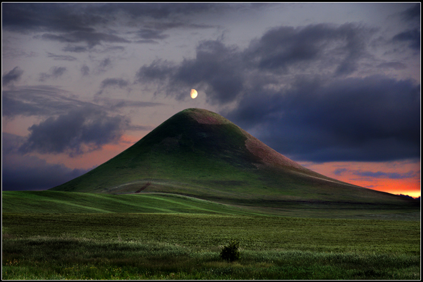 Вечерняя луна.