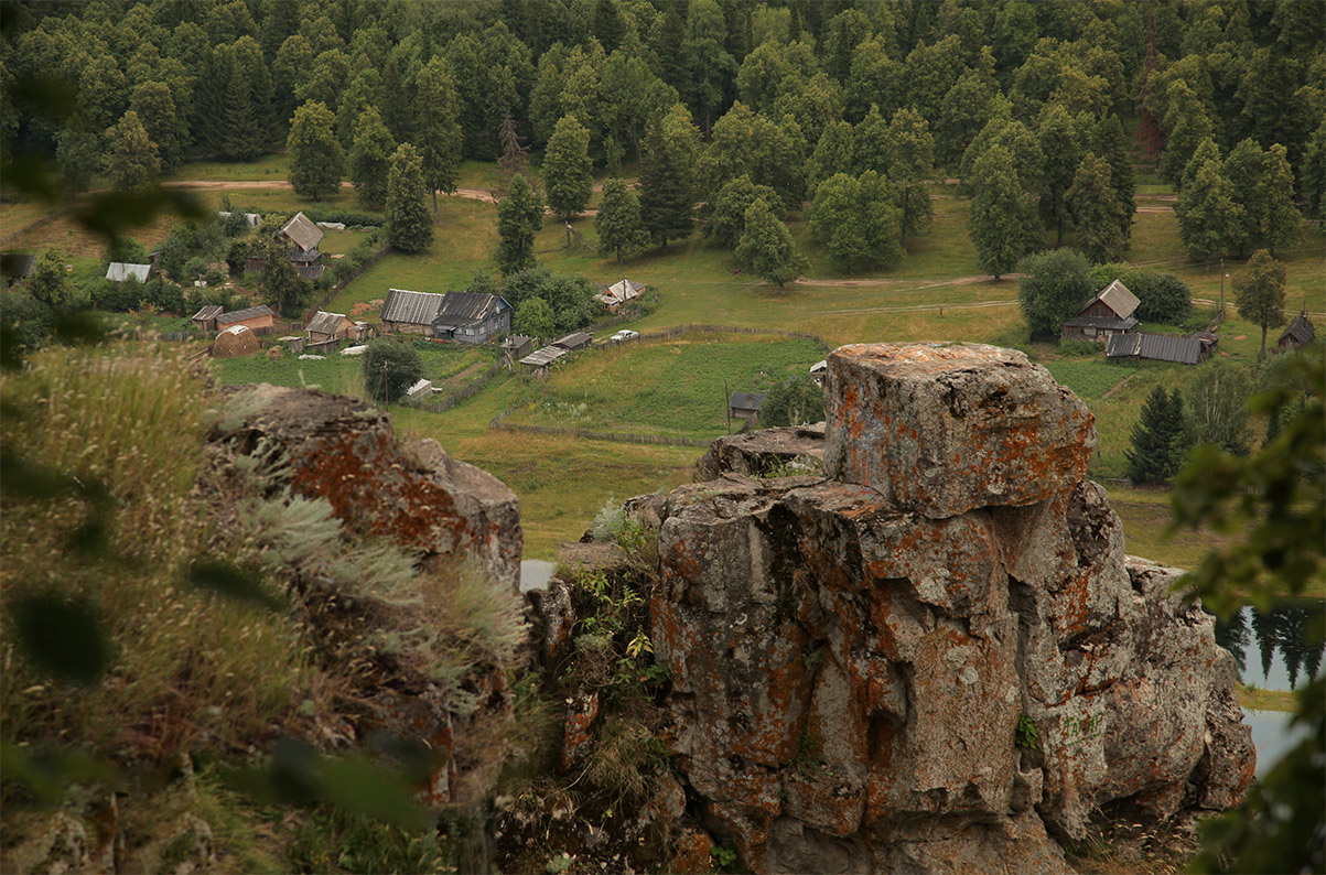 А камни здесь красные