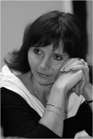 портрет женщины слушающей романс под гитару