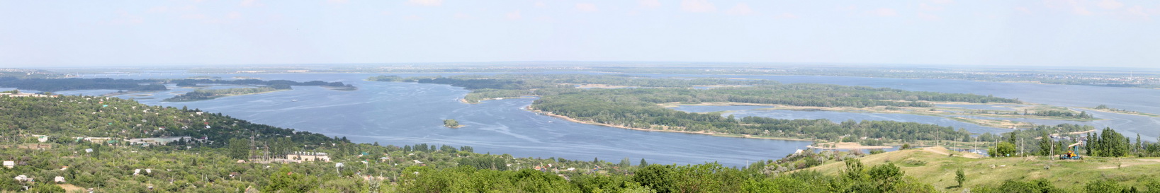 Раскинулась Волга широко