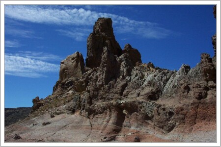 у чёрной скалы