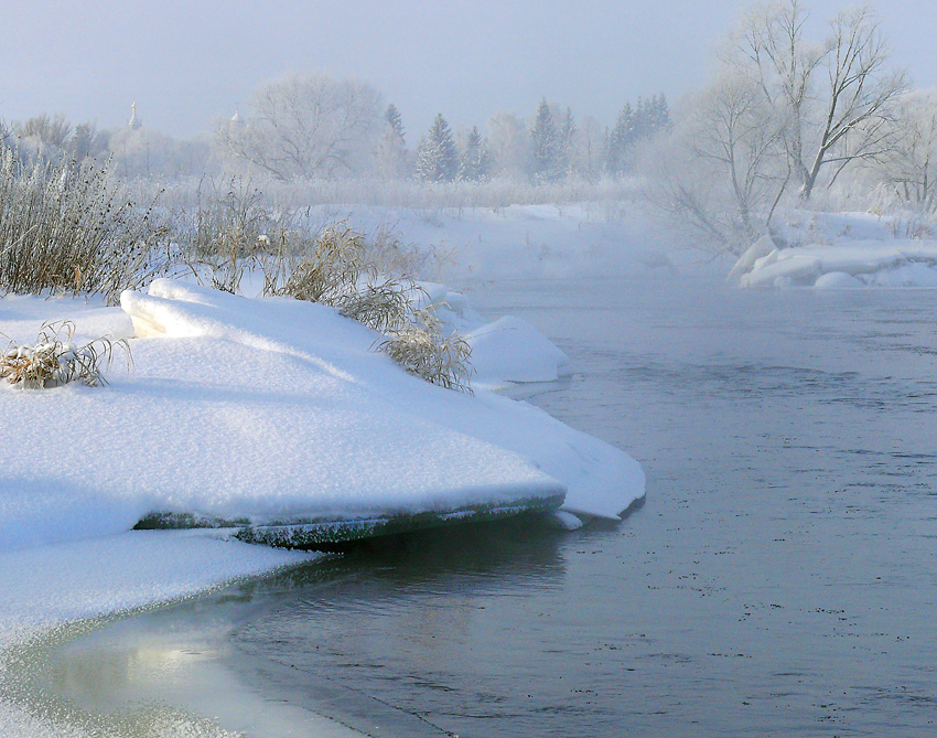 Замерзает река.