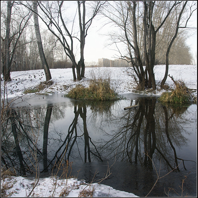 На городской окраине.