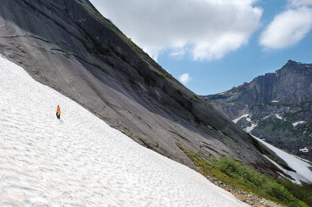 Человек шагает по планете