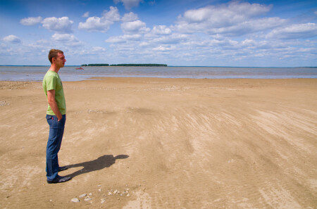 Наслаждаясь теплым ветром.
