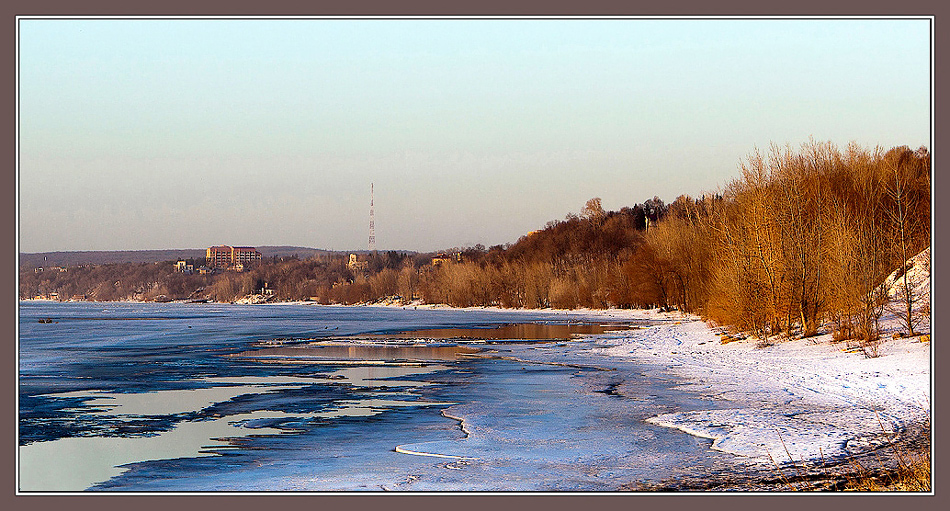 Весна. Трехцветный лед в лучах заката.