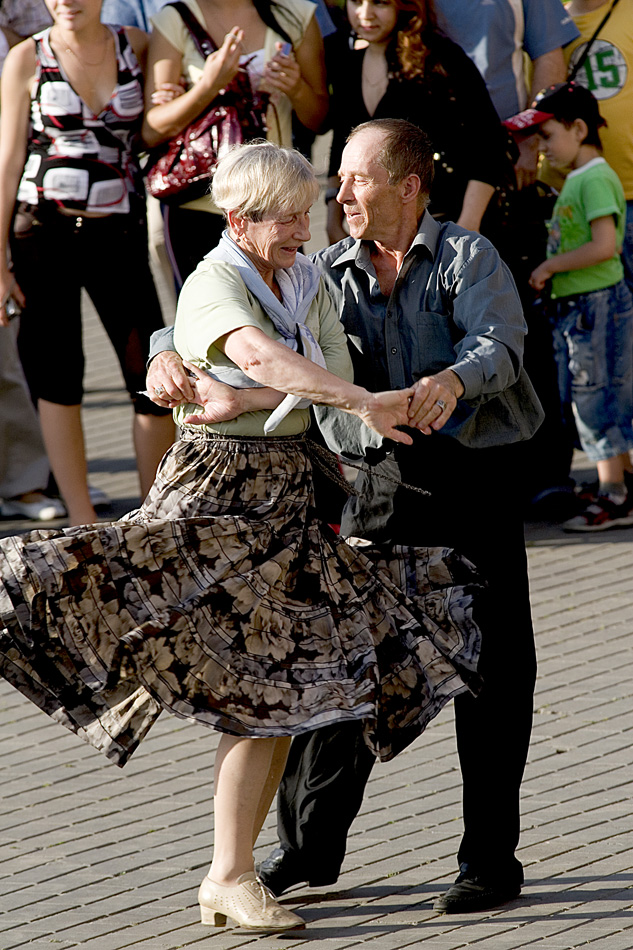 танцуют лучший в мире танец