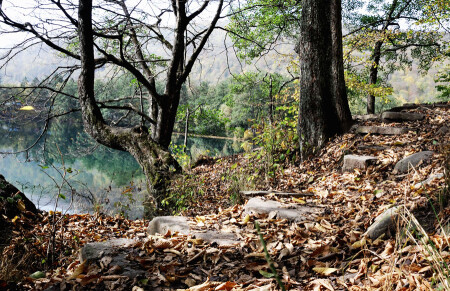 у голубого озера