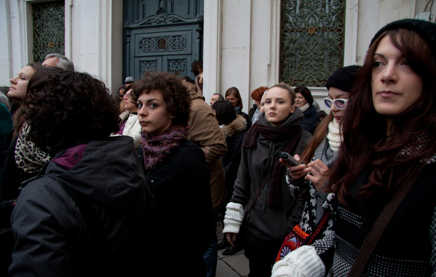 на митинге за права женщин