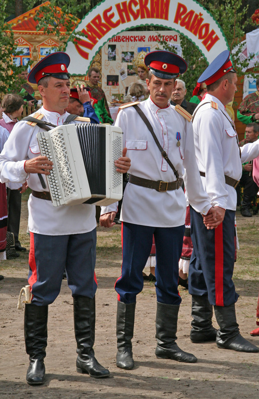 А гармонист-то лучше...