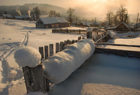 И снега заборная гирлянда