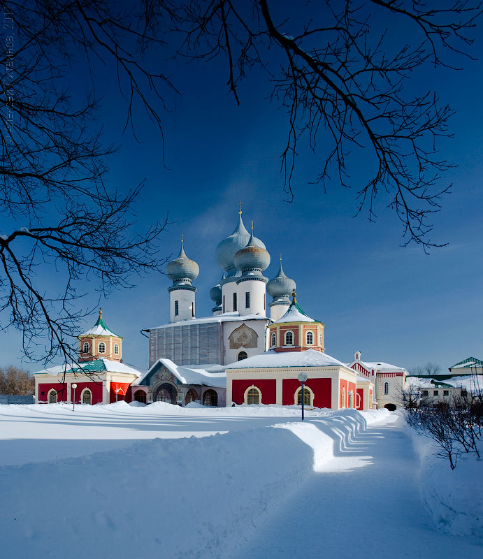 Под небом голубым…