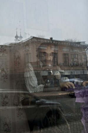 жизнь в стеклах витрин