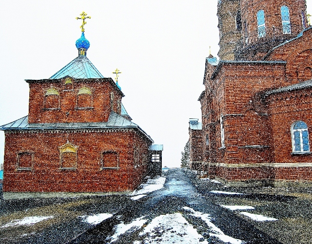 Орск, Церковь на горе, метель 27 марта 2011 года