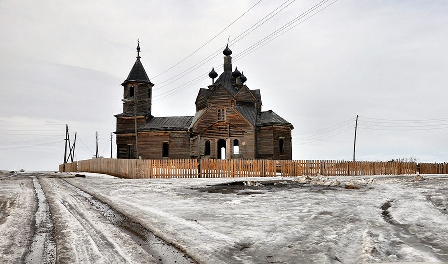 Заборы новые. Вера старая.