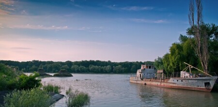 А у воды высится как мираж