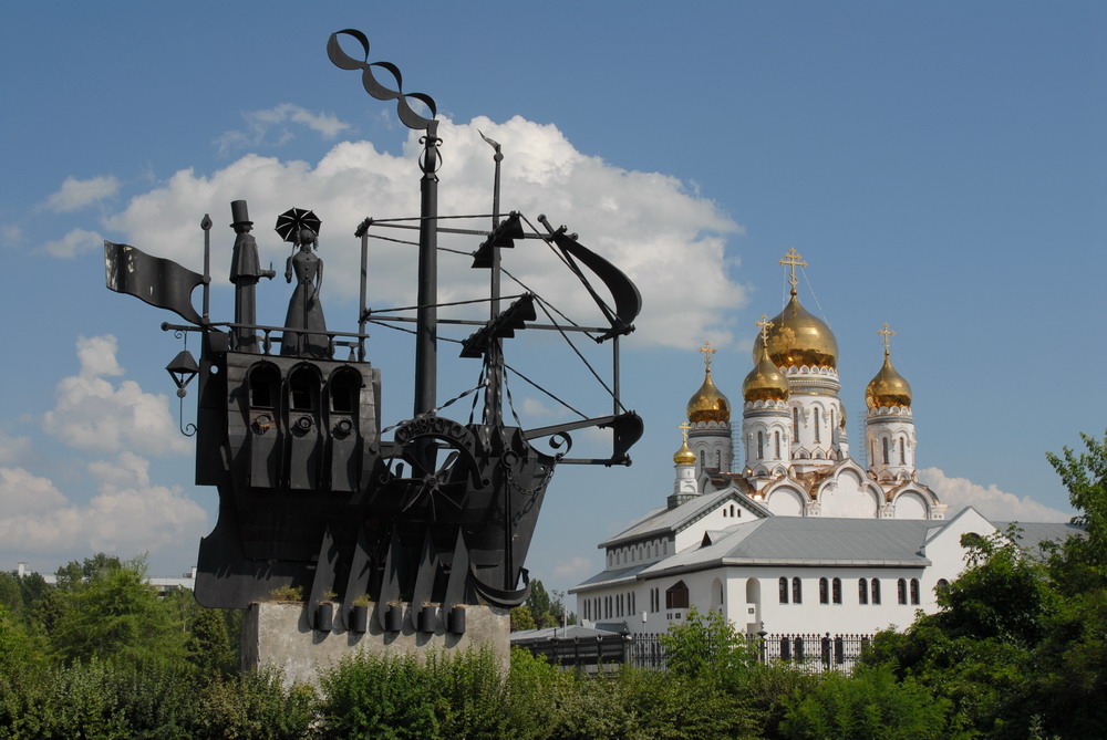 а по Волге вверх теплоход...