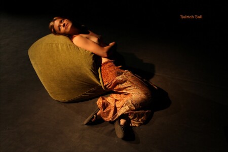 Девочка на пуфе