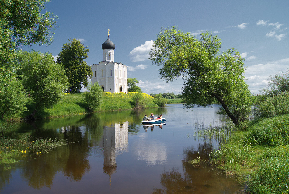 По речке, да на лодочке