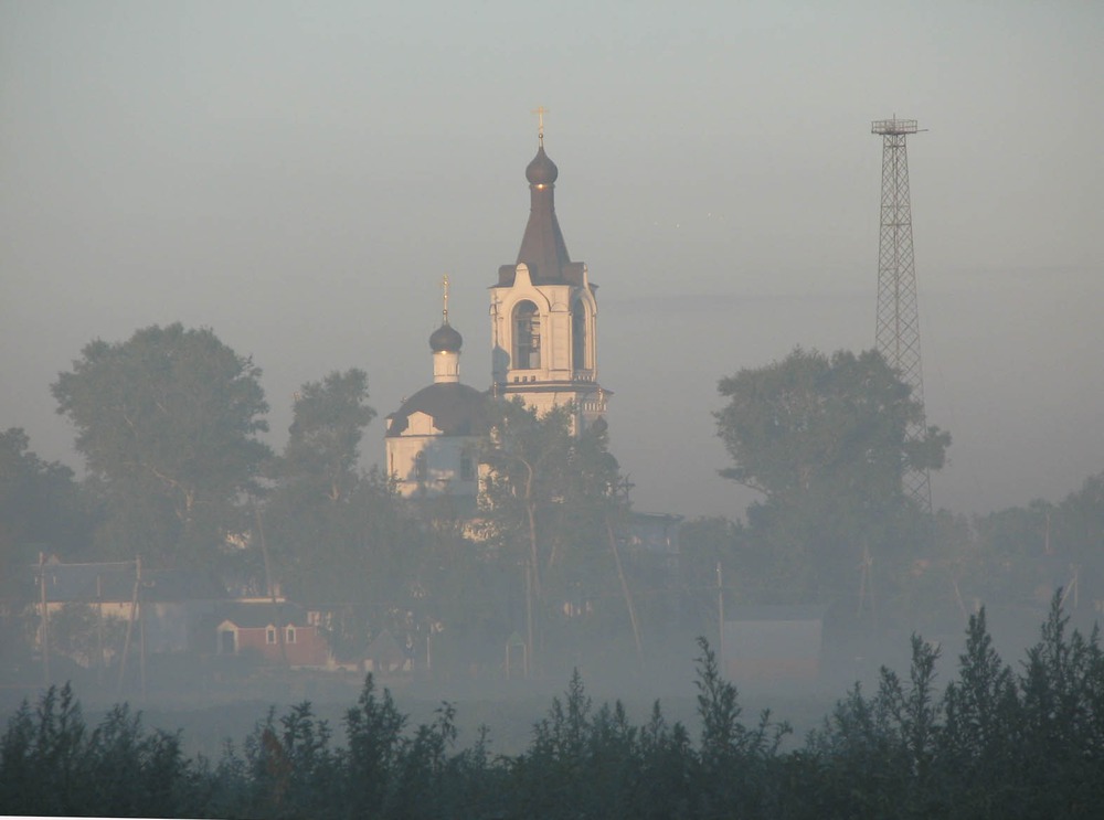 Церковь в рассветной дымке