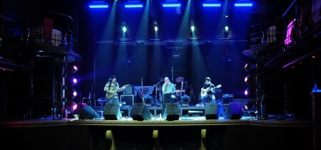 на концерте ...