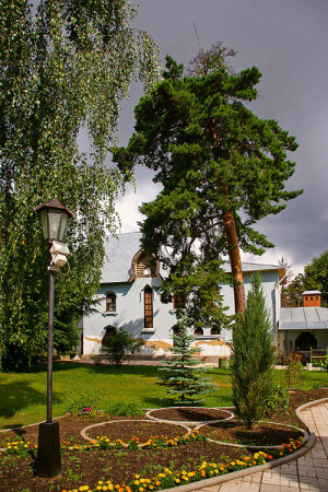 Церковный дворик