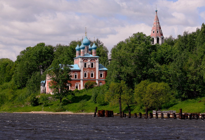 г. Тутаев. Храм на берегу Волги.