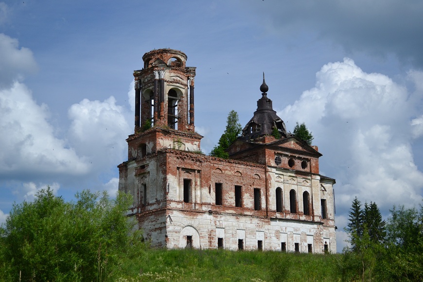 Заброшенная церковь.