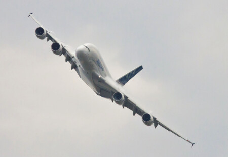 Airbus 380 в небе ЛИИ