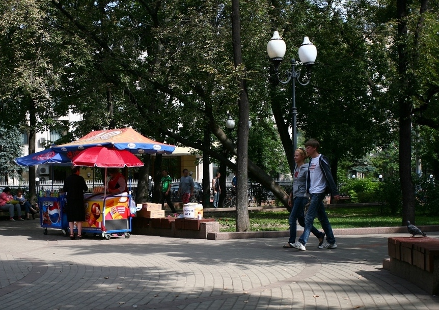 На бульваре.