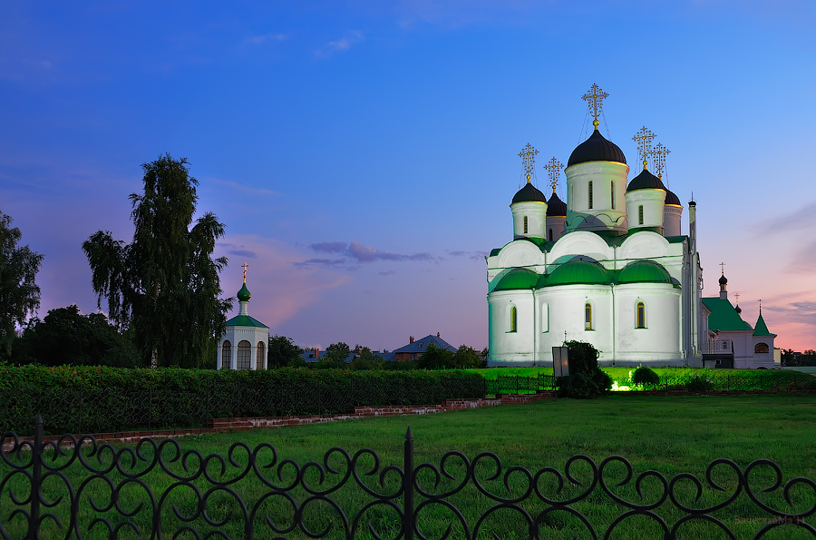 летний вечер монастыря