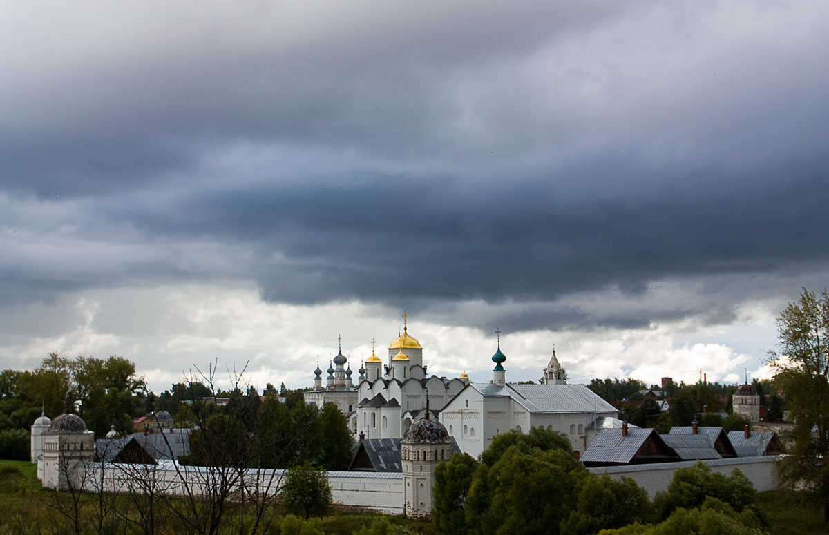 Накрыла туча, да прохудилась)