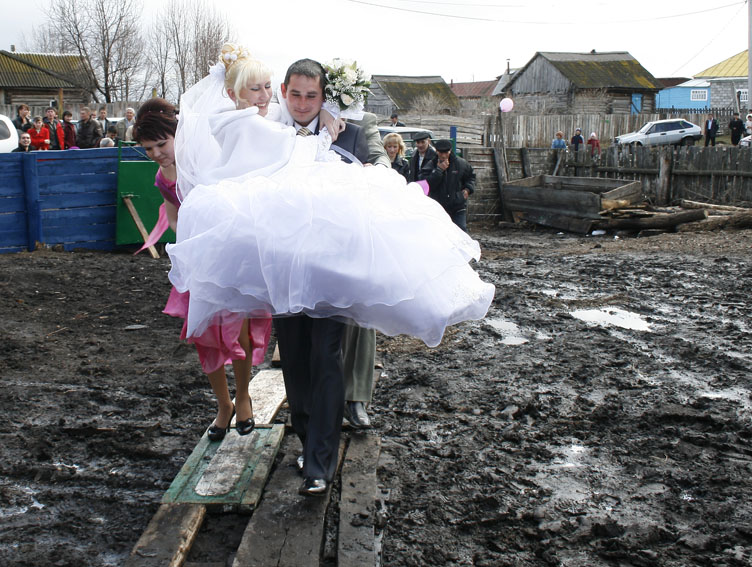 Свадебная прогулка в деревне.