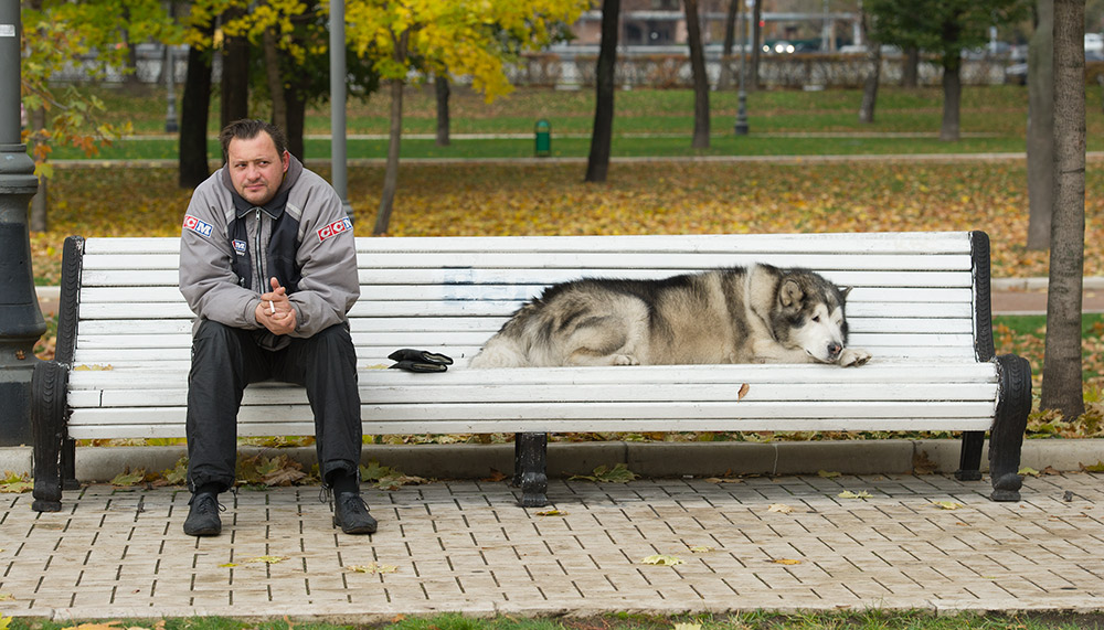 Дыша осенним воздухом.