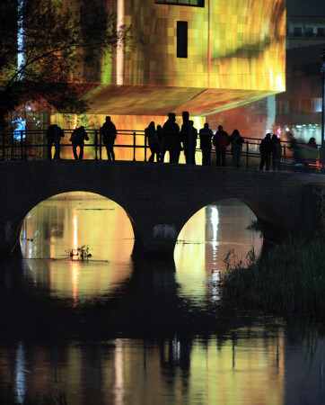 ночной пейзаж с людьми