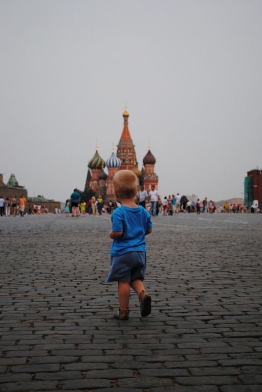 Маленький человек и большая площадь